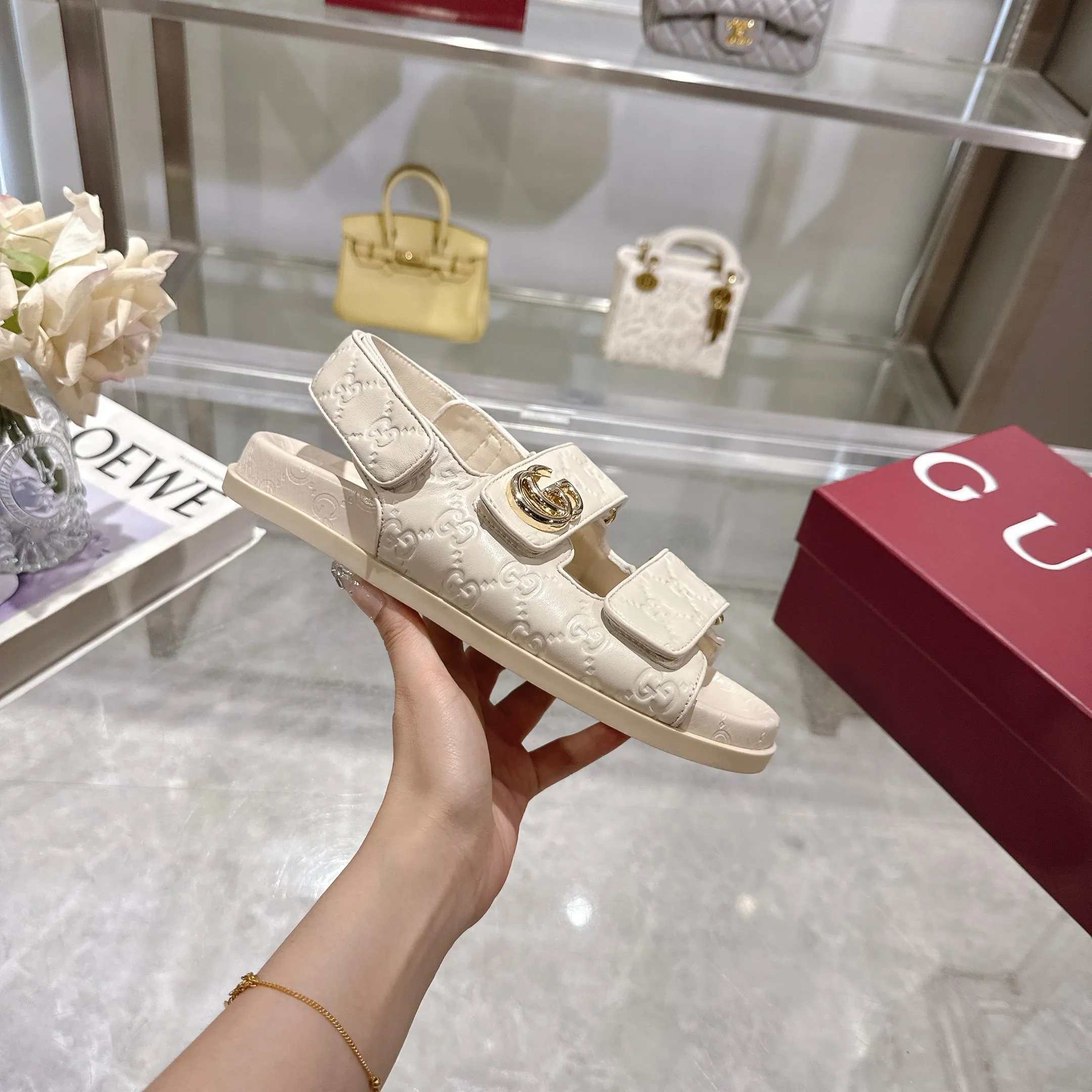 Wholesale direct sales 260👟👟 Gucci’s modern design aesthetic explores the path of unique craftsmanship, cleverly integrating the brand’s classic elements with its beloved brand identity. The sandal is embellished with the beloved Double G hardware, adding a touch of understated branding to the design, complementing the versatility of the Velcro straps. Women Light gold tone hardware Sheepskin lining Double G Rubber sole Velcro fastening Flat sole